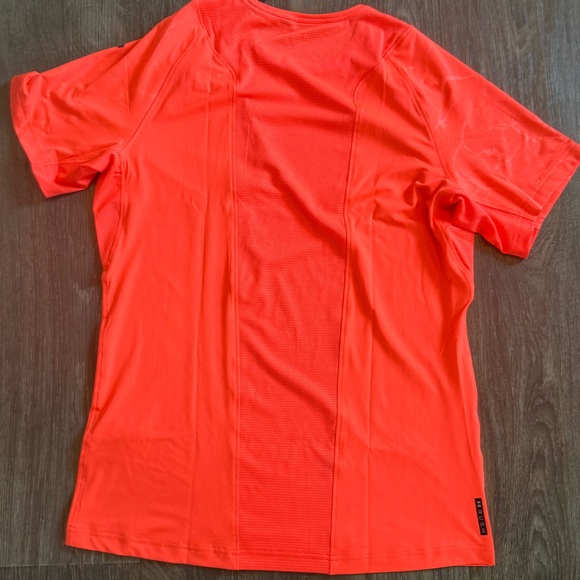 UA Rush Embossed Short Sleeve Medium - Picture 2 of 7